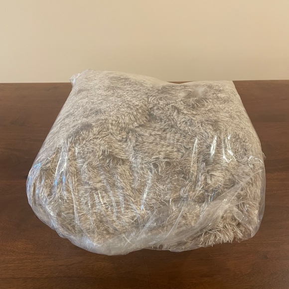 Round Small Cave Dog Bed - New in Bag - 20"x20" - Picture 8 of 10